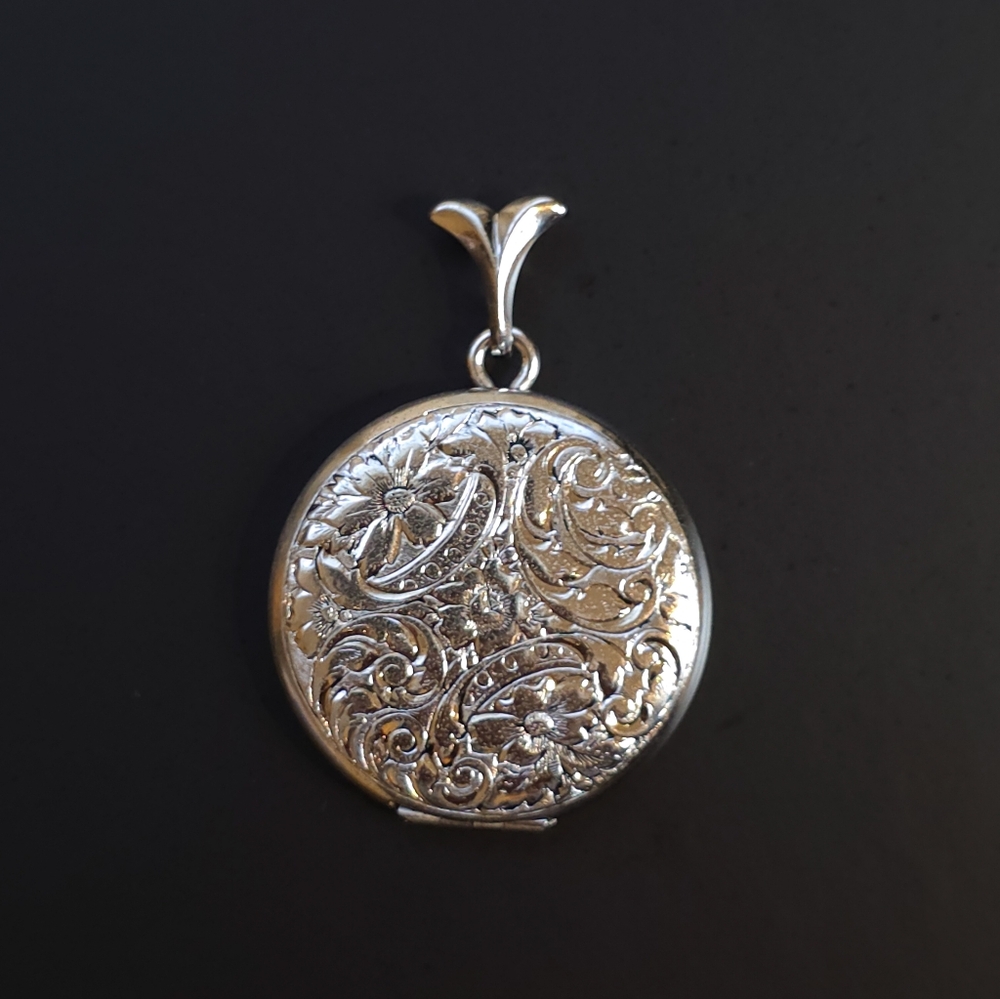 BAB Sterling Floral Engraved Locket - Picture 2 of 6